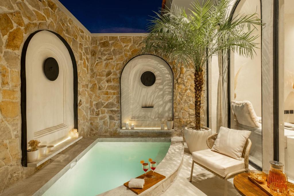Bazén v ubytování OriVista Luxury Private Pool Villa Amara Suites 1 nebo v jeho okolí