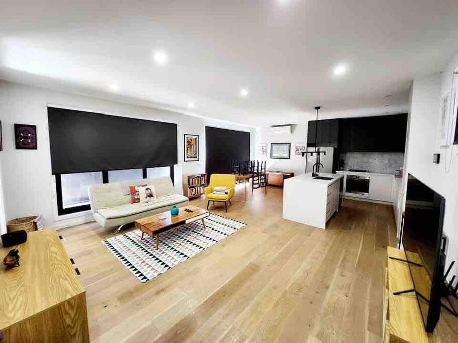 una sala de estar con un sofá y una mesa en City Fringe and 2.5 bathrooms, en Melbourne