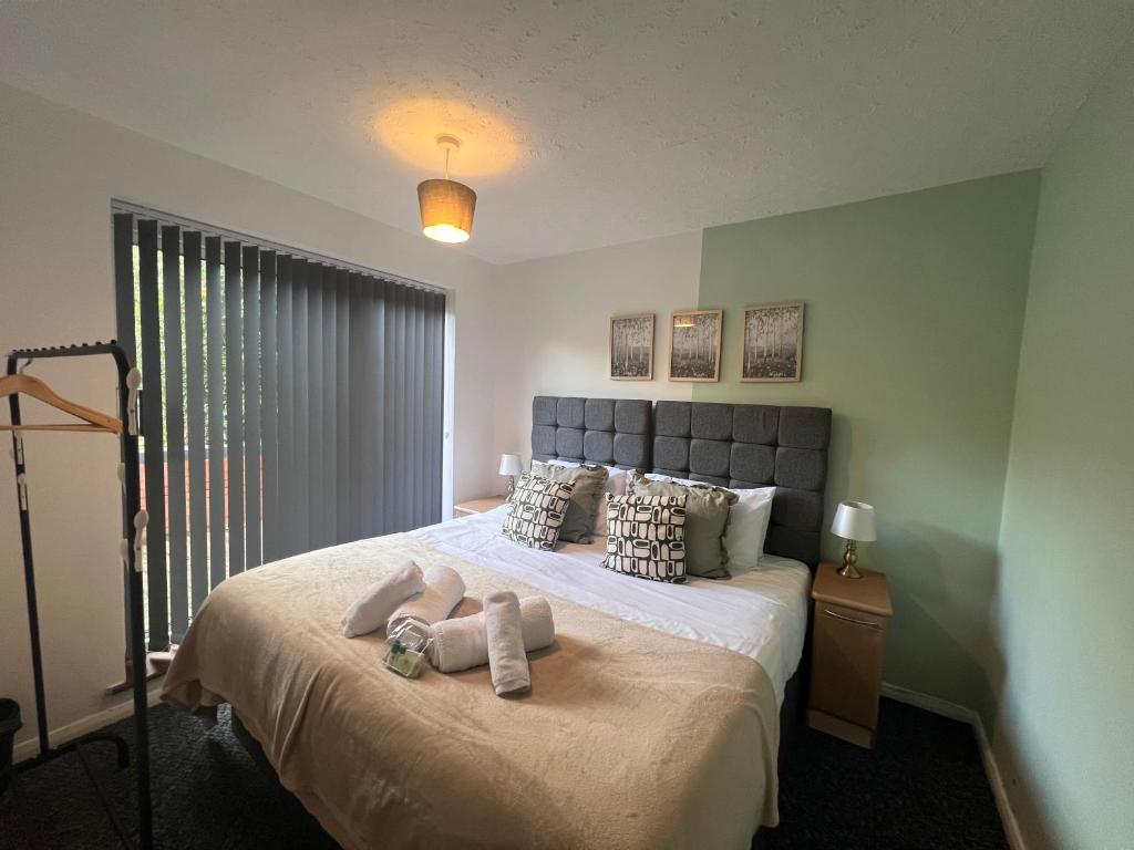 um quarto com uma cama com duas toalhas em Tetuan House - Syster Properties - Work -Family - Groups Leicester LE3 em Leicester