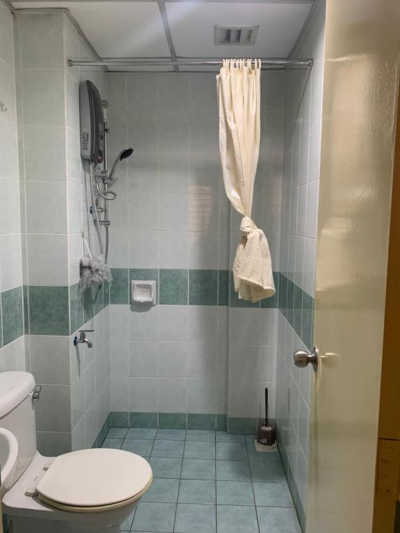 een badkamer met een toilet en een douche bij DHW Homestay in Simpang Ampat Semanggol