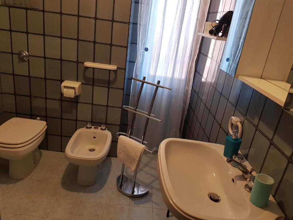 a small bathroom with a toilet and a sink at B&B Monté in Montesilvano