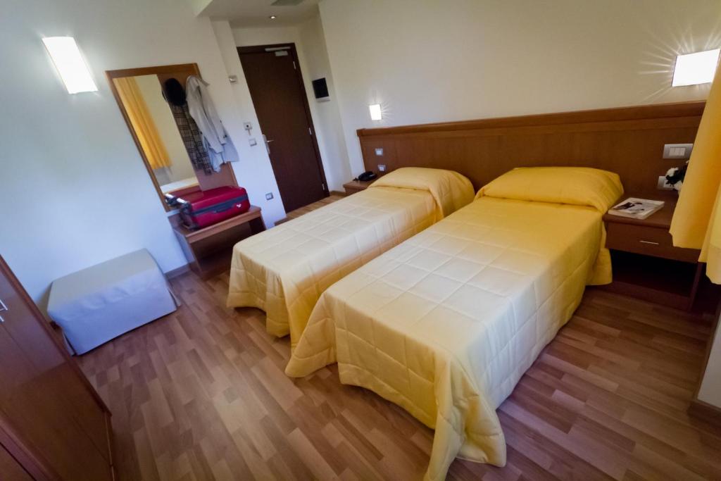 Postel nebo postele na pokoji v ubytování Hotel Donnini