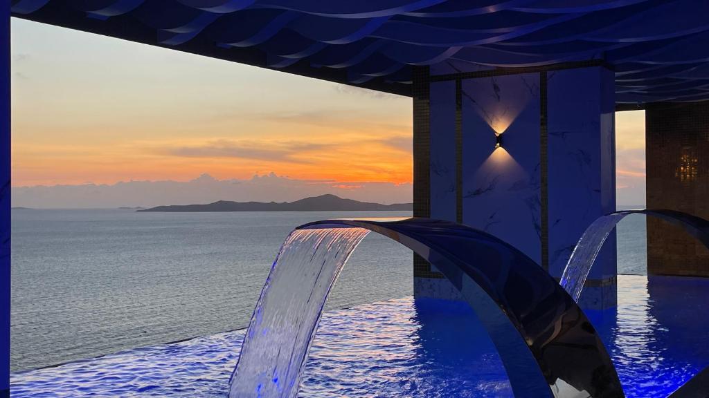 ジョムティエンビーチにあるCopacabana Jomtien Luxury Residence & Yahahaのスイミングプールから海の景色を望めます。