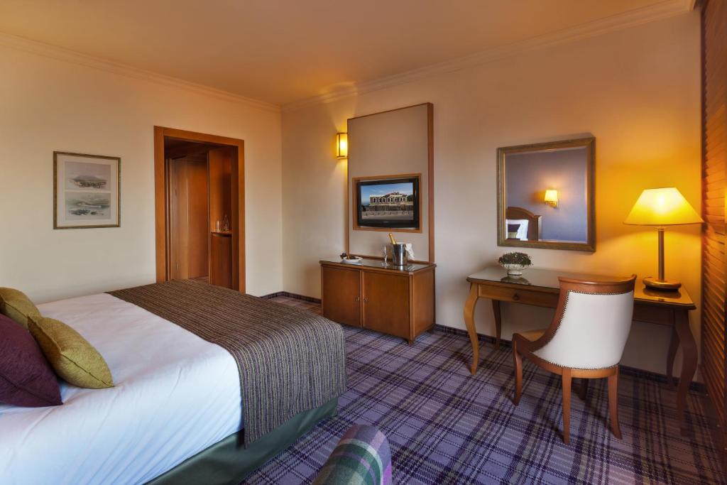 Postel nebo postele na pokoji v ubytování The Scots Hotel