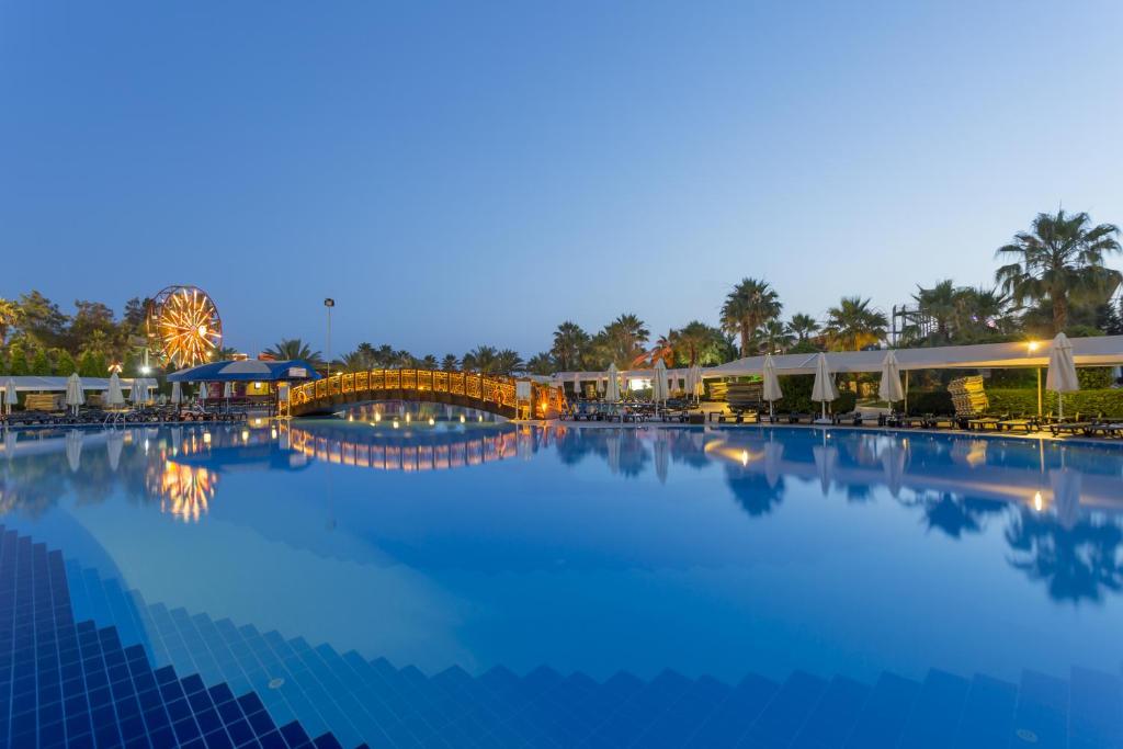 Bazén v ubytování Mukarnas Spa & Resort Hotel nebo v jeho okolí