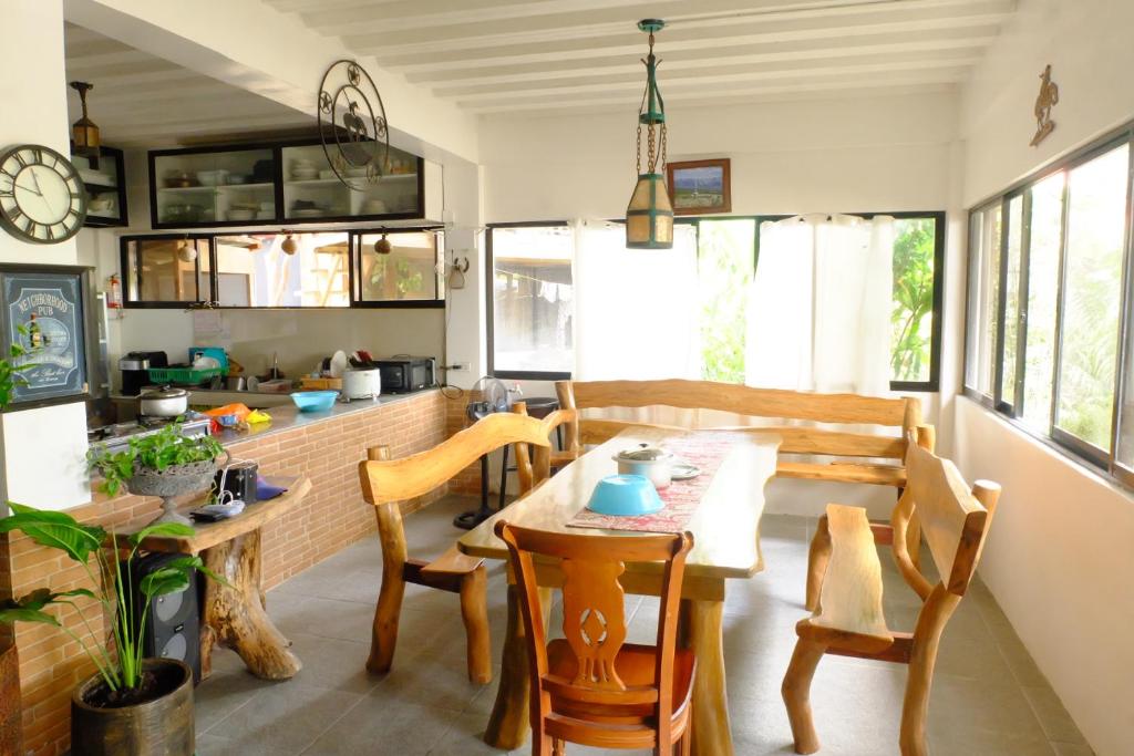 卢纳将军城Rose Homestay, near Cloud9, Tourism Road and Surfing spots的厨房兼餐厅，配有桌椅