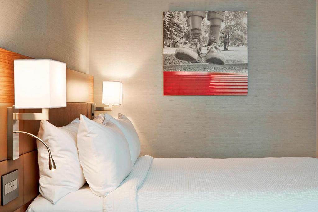 Postel nebo postele na pokoji v ubytování AC Hotel by Marriott Portland Downtown, OR