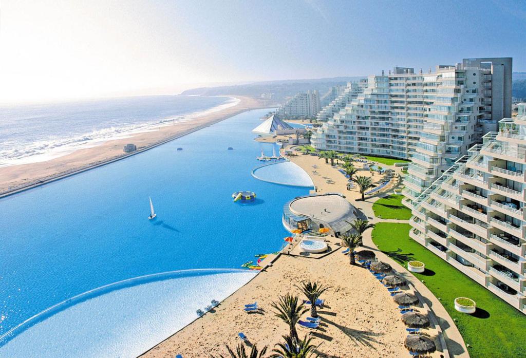 an aerial view of a beach and some buildings at Apartmento San Alfonso Vista Mar in Algarrobo