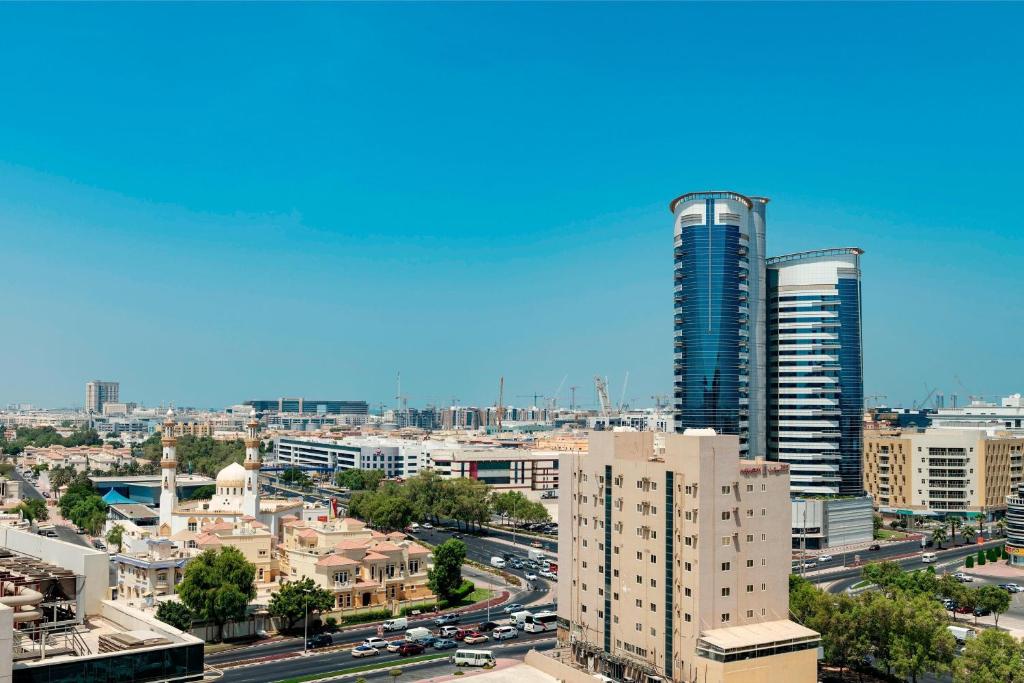Nespecifikovaný výhled na destinaci Dubaj nebo výhled na město při pohledu z hotelu