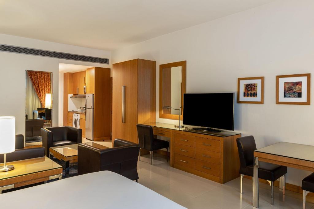 TV a/nebo společenská místnost v ubytování Four Points by Sheraton Bur Dubai