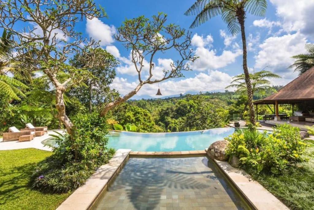 Bazén v ubytování Jungle Villa! Breath-taking views & near Ubud! nebo v jeho okolí