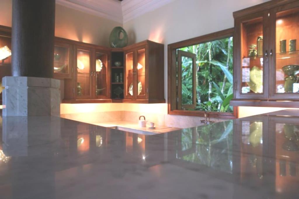 Koupelna v ubytování Jungle Villa! Breath-taking views & near Ubud!