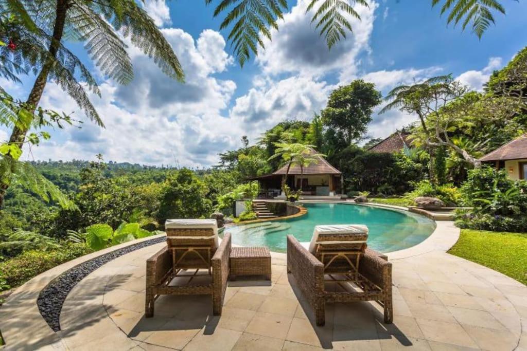 Bazén v ubytování Jungle Villa! Breath-taking views & near Ubud! nebo v jeho okolí