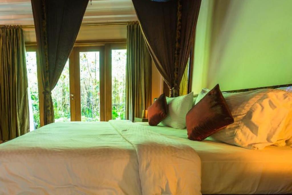 Postel nebo postele na pokoji v ubytování Jungle Villa! Breath-taking views & near Ubud!