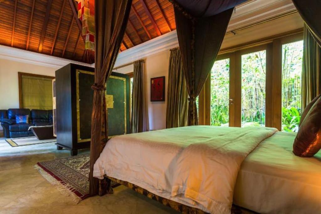 Postel nebo postele na pokoji v ubytování Jungle Villa! Breath-taking views & near Ubud!