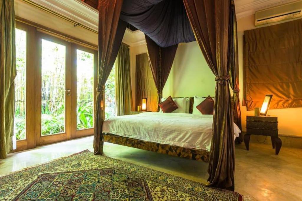 Postel nebo postele na pokoji v ubytování Jungle Villa! Breath-taking views & near Ubud!