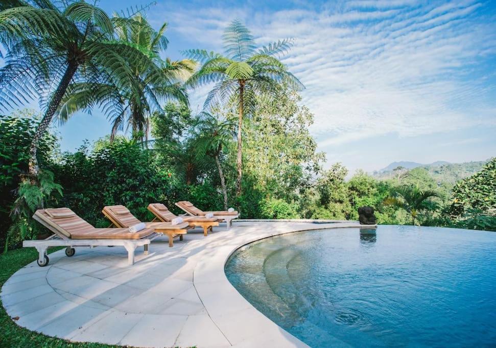 Bazén v ubytování Jungle Villa! Breath-taking views & near Ubud! nebo v jeho okolí