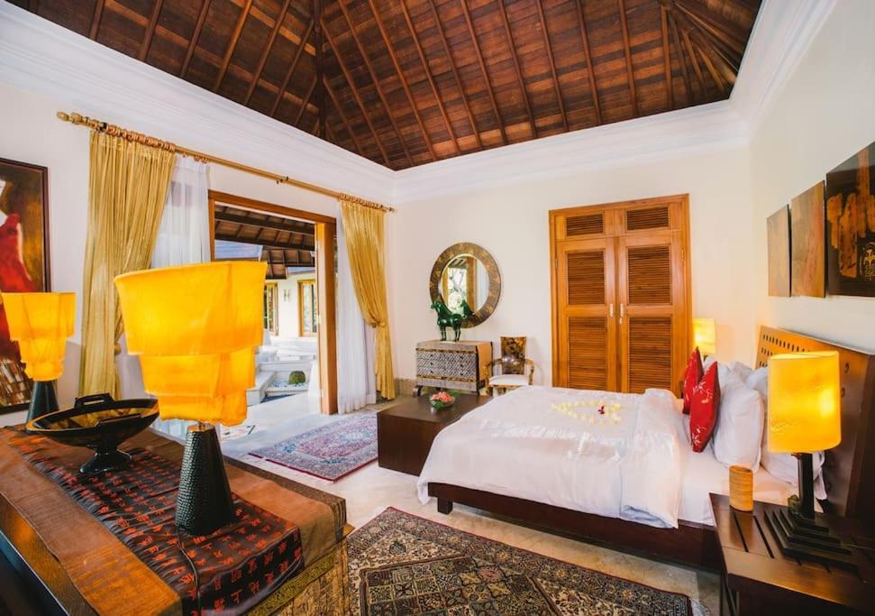 Postel nebo postele na pokoji v ubytování Jungle Villa! Breath-taking views & near Ubud!