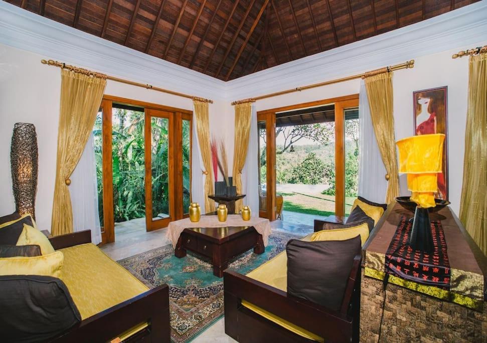 Posezení v ubytování Jungle Villa! Breath-taking views & near Ubud!