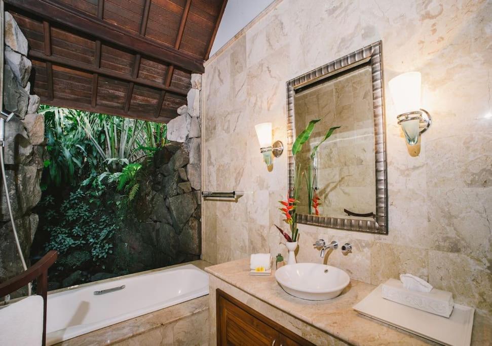 Koupelna v ubytování Jungle Villa! Breath-taking views & near Ubud!