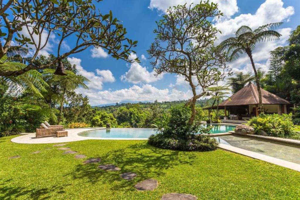Bazén v ubytování Jungle Villa! Breath-taking views & near Ubud! nebo v jeho okolí