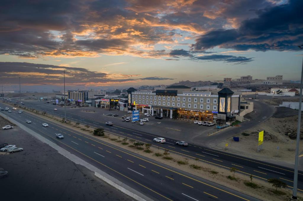 une vue sur une autoroute avec des voitures sur la route dans l'établissement Msharef almoden hotel فندق مشارف المدن, à Abha