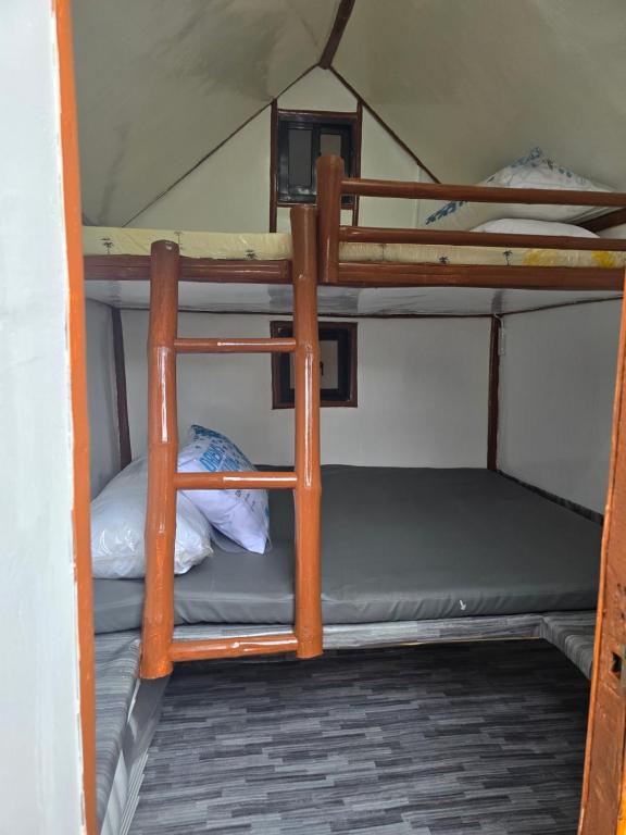 Palanda nebo palandy na pokoji v ubytování Kua's Pad Batangas Kubo