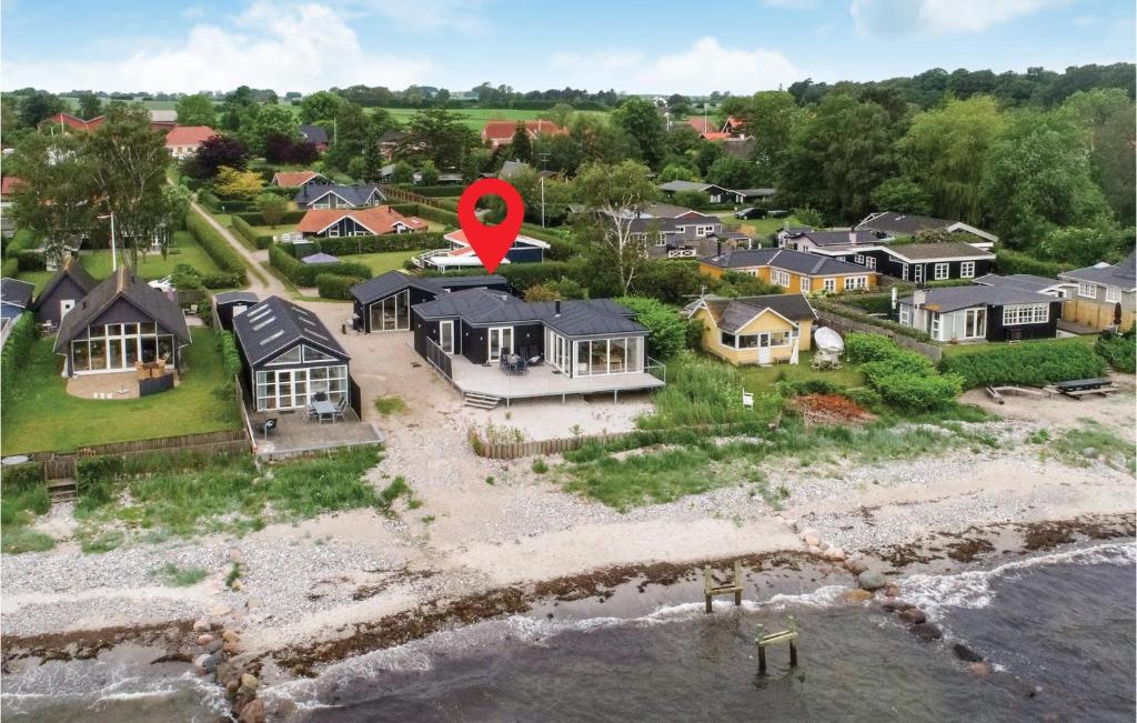 une vue aérienne d'une maison avec un marqueur rouge sur celle-ci dans l'établissement Rnnebo, à Nyborg