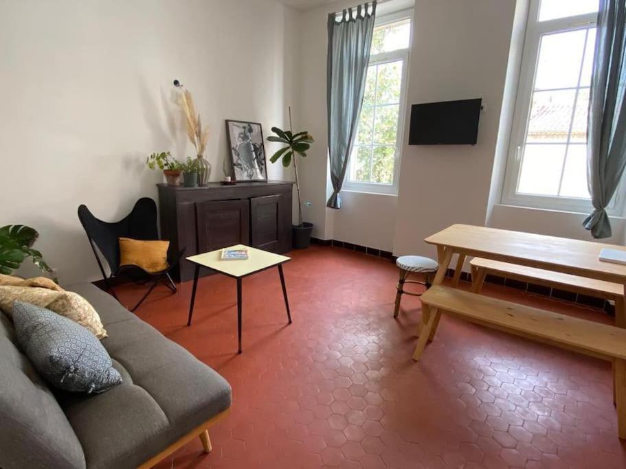 un salon avec un canapé et une table dans l'établissement T3 rénové dans une maison de ville, à Marseille