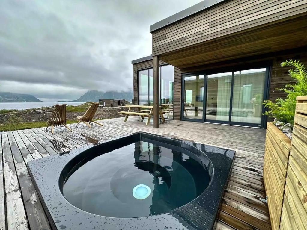 een zwembad op het terras van een huis bij Designhytte med jacuzzi sentralt i Lofoten in Kleppstad