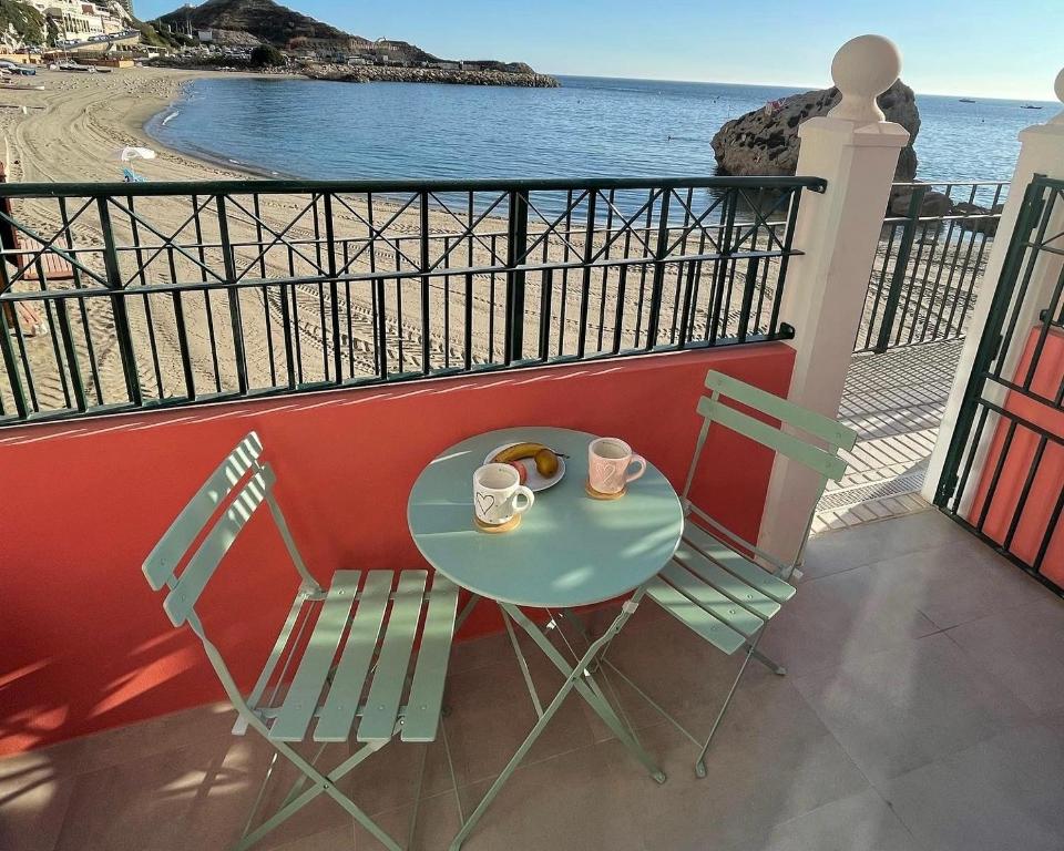 Balkoni atau teres di Luxury Catalan Bay Beach House - Sea + Rock Views