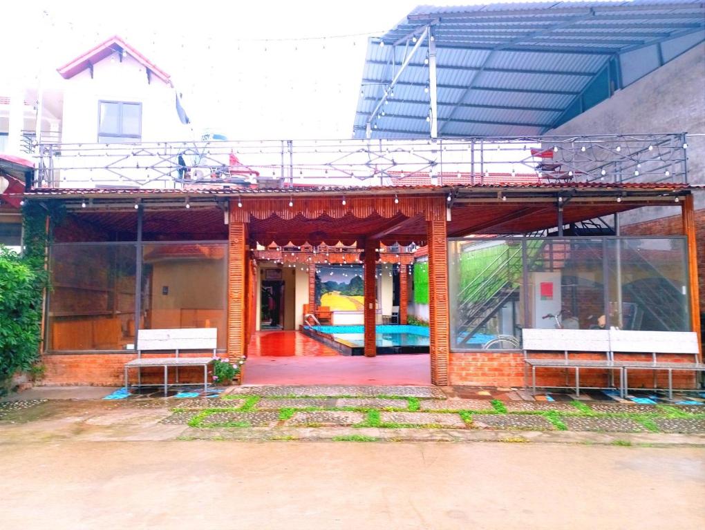 een verbouwd gebouw met een patio bij Chu Thuong Bungalow in Ninh Binh