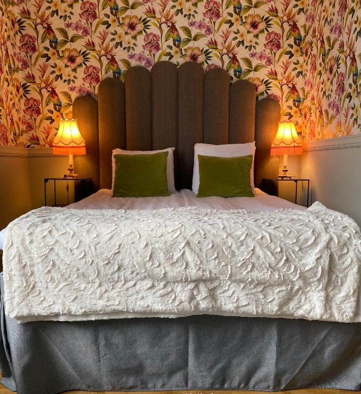 Postel nebo postele na pokoji v ubytování Grenna Hotell