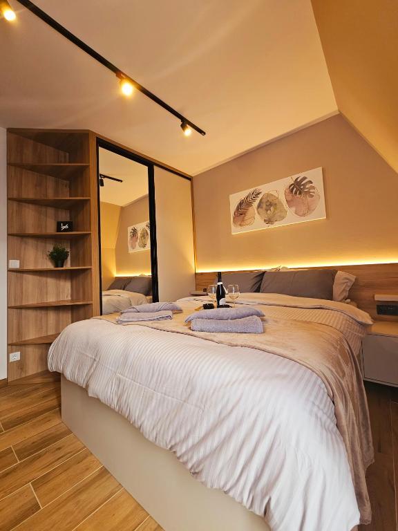Postel nebo postele na pokoji v ubytování Borovi Deluxe Suite