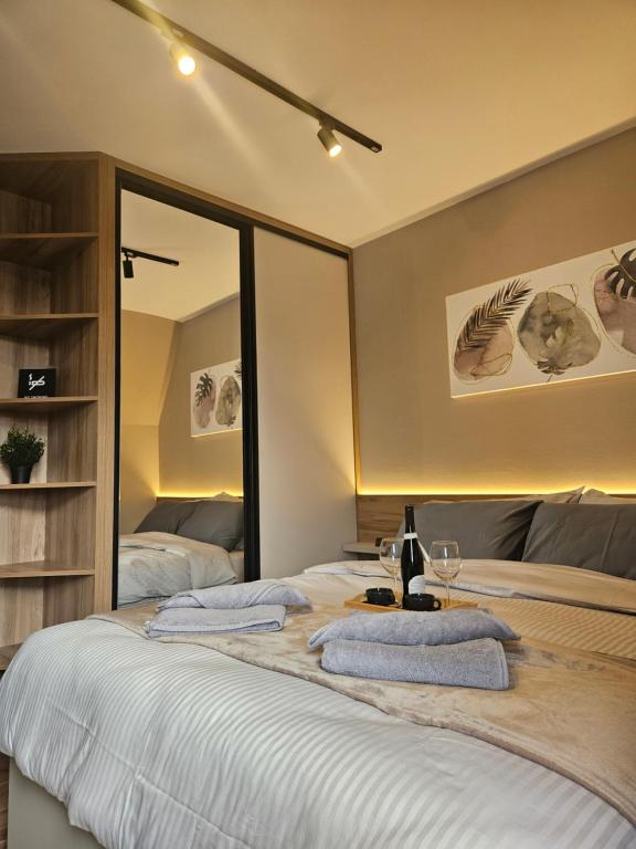 Postel nebo postele na pokoji v ubytování Borovi Deluxe Suite