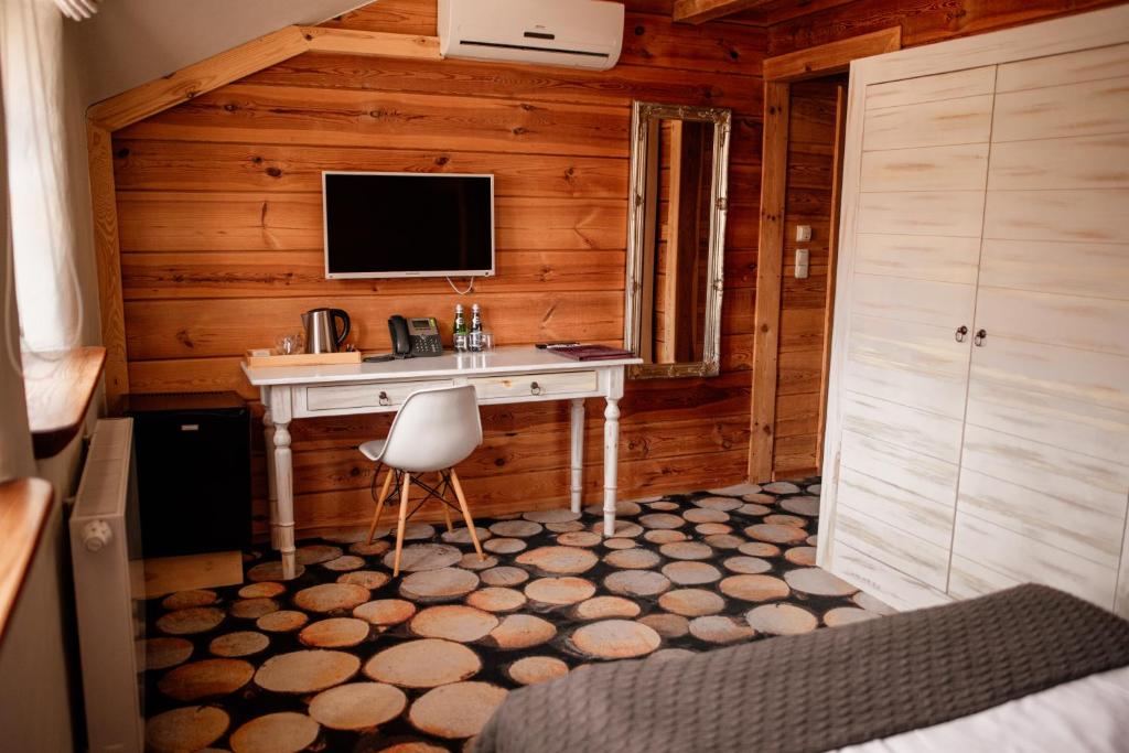 Televízia a/alebo spoločenská miestnosť v ubytovaní Osada Głęboczek. Vine Resort&Spa