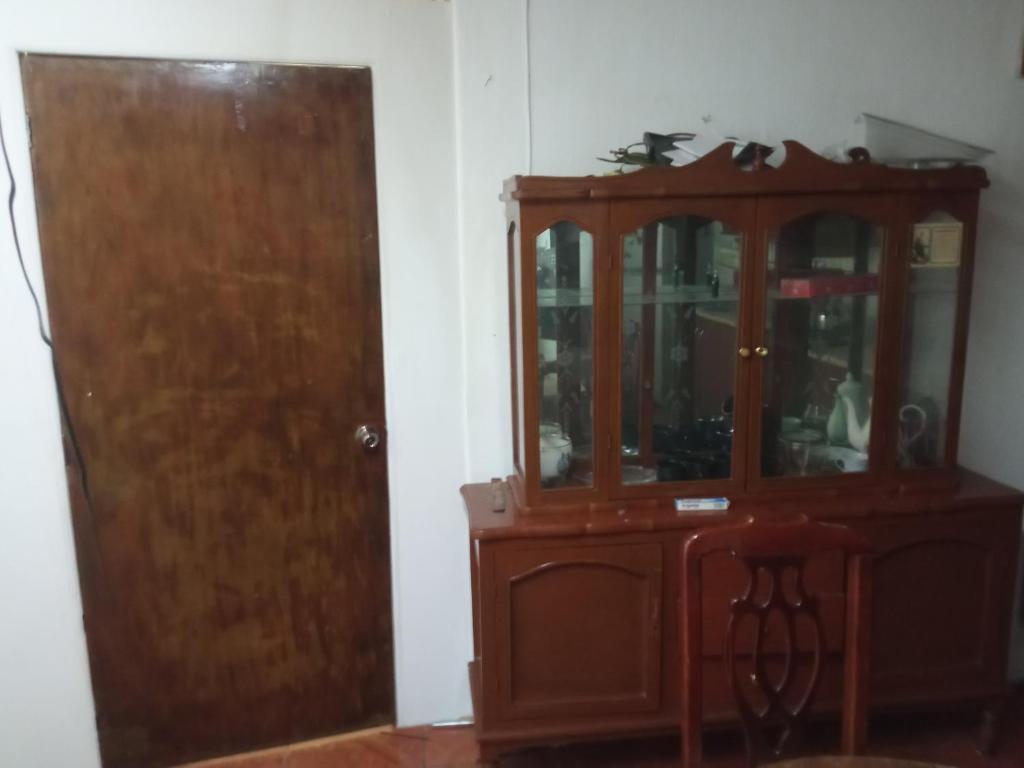 drewniana szafka i drewniane drzwi w pokoju w obiekcie El paraíso w mieście Guadalajara