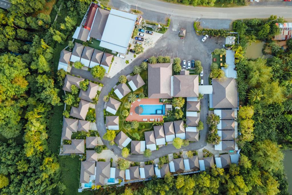 - une vue sur la cour avec des maisons dans l'établissement Ioon Resort ไออุ่นรีสอร์ท, à Sara Buri