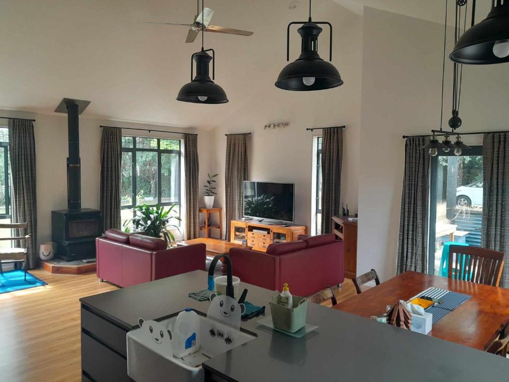 TV a/nebo společenská místnost v ubytování Springfield Retreat 4 bedrooms