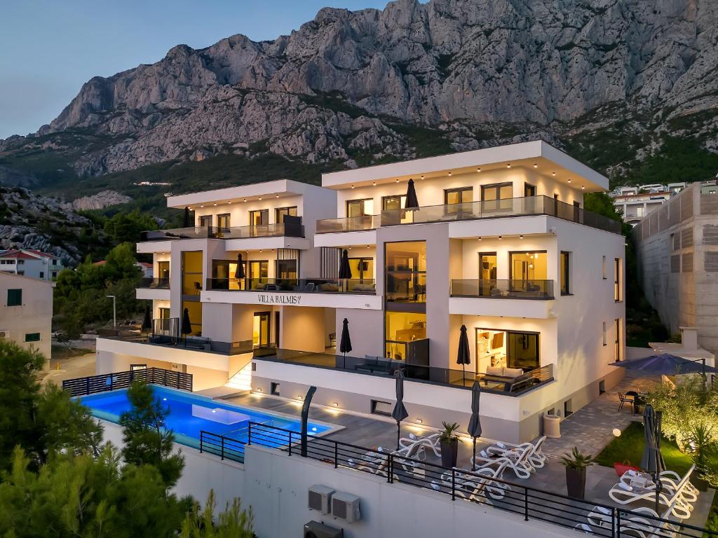 Cette villa offre une vue sur les montagnes. dans l'établissement Villa Balmis House A, à Makarska