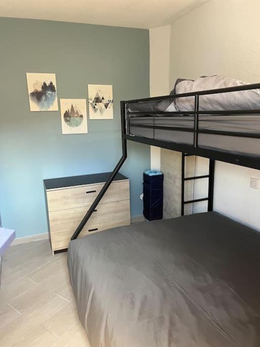 une chambre avec deux lits superposés et un bureau dans l'établissement Appartement T2 de 30m2, Grande Terrasse, Résidence Soleil Marin, à Collioure