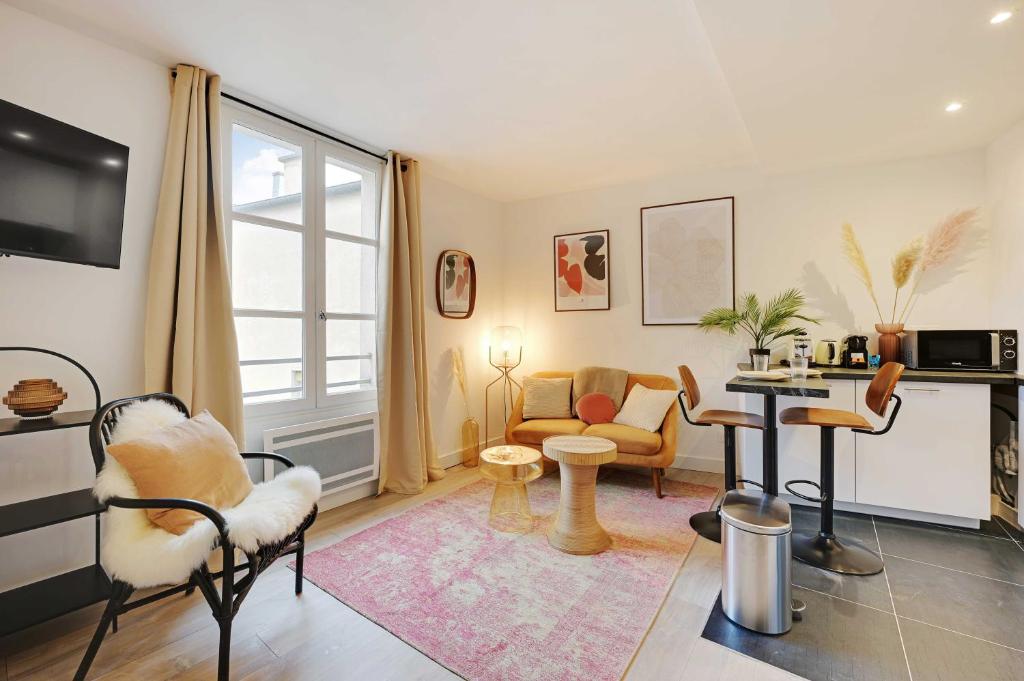 un salon avec une table et des chaises dans l'établissement Charming duplex - 1BR-2P - Le Marais, à Paris