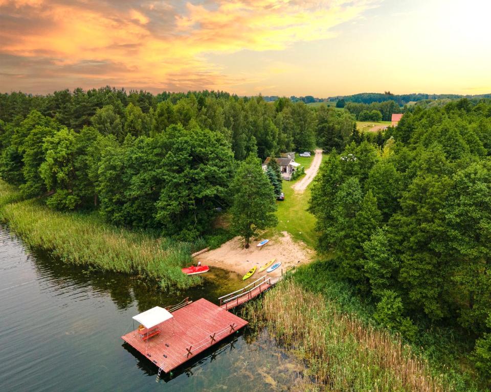 eine Luftansicht eines Hauses am Ufer eines Flusses in der Unterkunft Mazurskie Chatki in Mrągowo