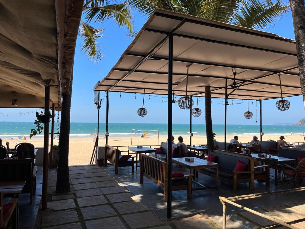 a restaurant on the beach with people sitting at tables at Jardim a Mar in Agonda