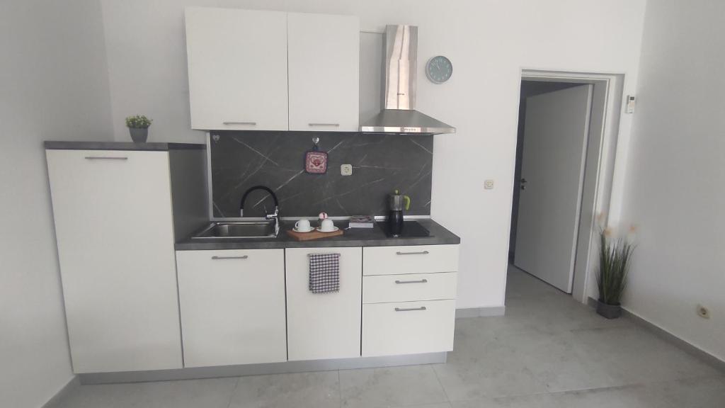 Kuchyň nebo kuchyňský kout v ubytování Apartment Nikolena