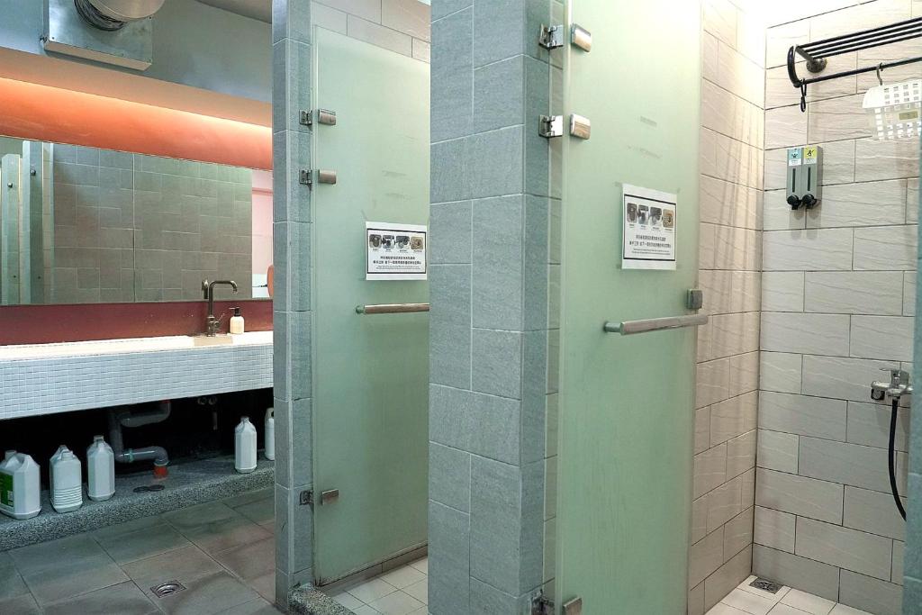 a bathroom with a shower and a sink at Meeting Mates Hostel in Taipei