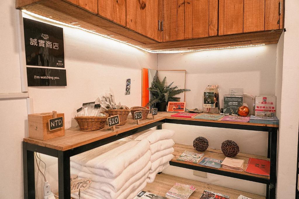 a room with a table with towels on it at Meeting Mates Hostel in Taipei