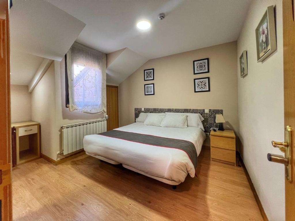 Posteľ alebo postele v izbe v ubytovaní Hostal la Colmena
