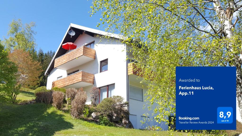 un edificio con una señal delante de él en Ferienhaus Lucia, App.11 en Schönwald