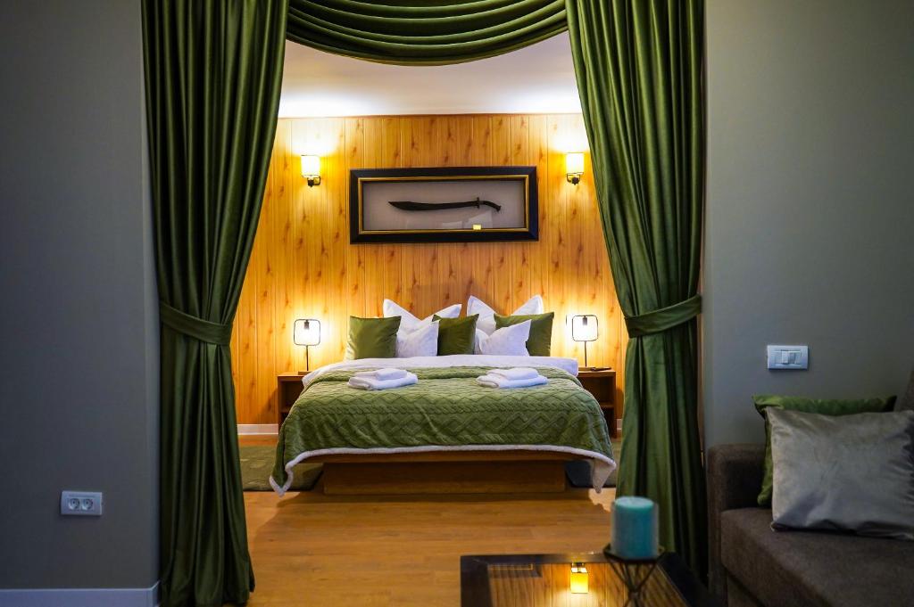 Casa de oaspeti DaciAna في براشوف: غرفة نوم بسرير مع ستائر خضراء واريكة